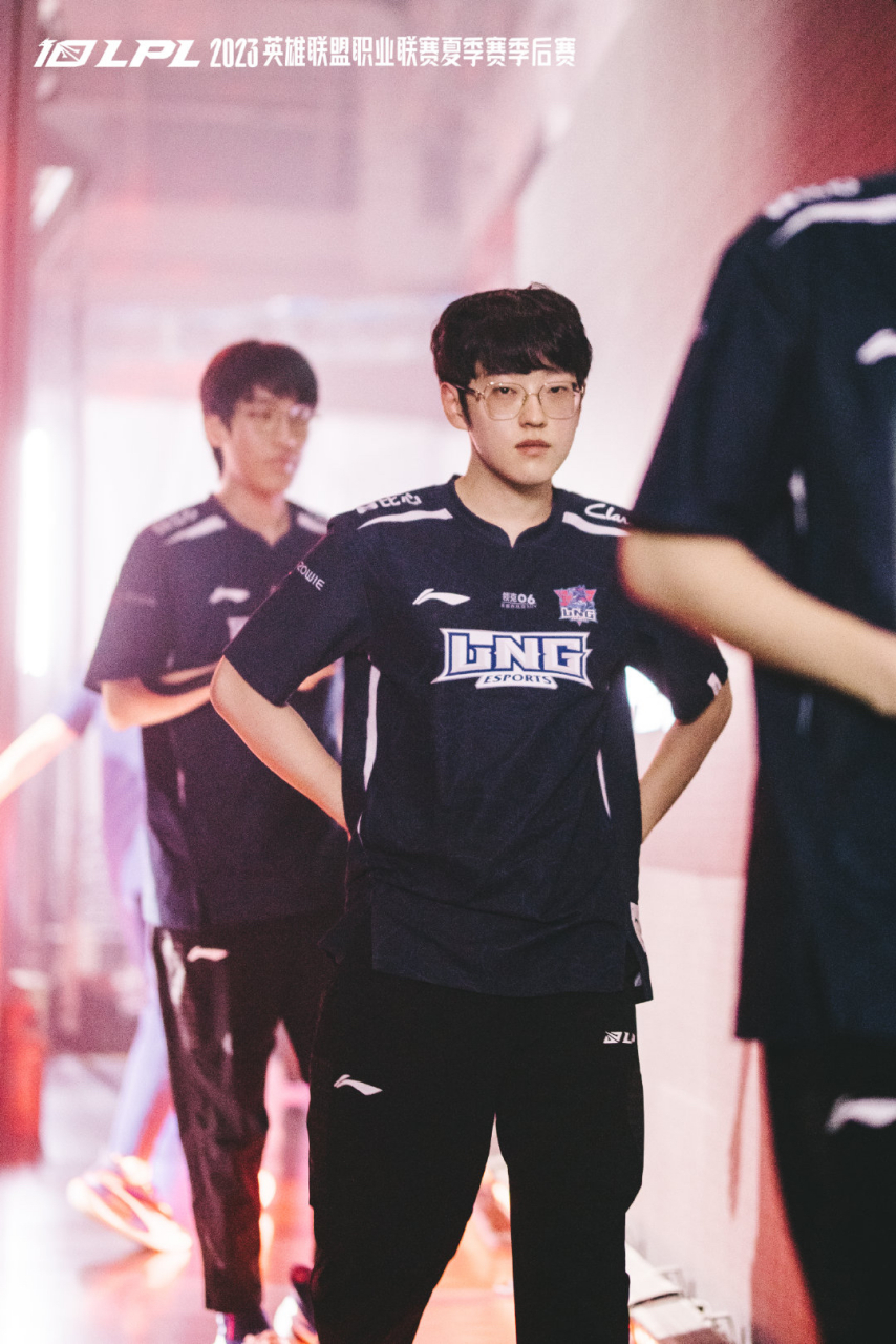 开云- Scout遭遇三持续失利，SKT教练压力巨大！观众掌声雷动